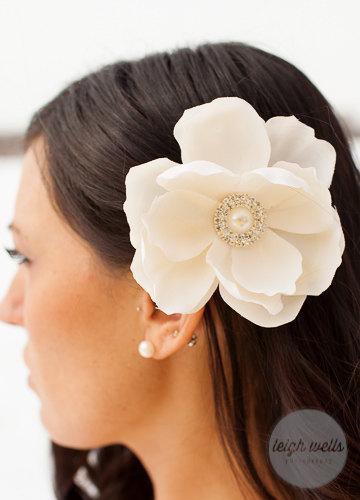 زفاف - Cream off white ivory Magnolia flower hair clip with rhinestone pearl embellishment Bridal clip bride wedding accessories