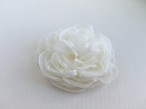 زفاف - Ivory Flower Hair Clip.Peony Bridal Headpiece.Off white.pin.chiffon fabric brooch.flower hair accessory.fascinator.wedding hair piece. 3"