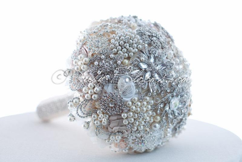 Mariage - Pearl Art Deco Wedding Brooch Bouquet. Deposit "Bride on Pearl" Heirloom Crystal Wedding Bridal Broach Bouquet - Ruby Blooms Jewelry