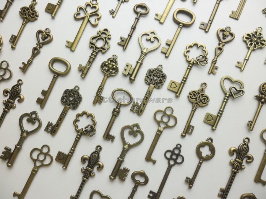 Hochzeit - 100pcs  vintage crown keys, antique skeleton keys , pendant heart Wedding decorations,wedding favors, christmas tree decorations VK0019