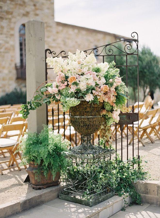 Свадьба - 10 Steal-Worthy Flower Arrangements For Your Wedding Ceremony