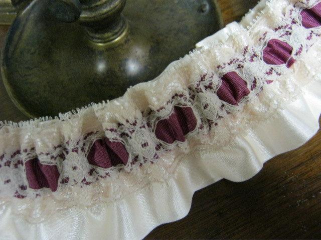 Mariage - Victorian Ivory and Maroon Garter