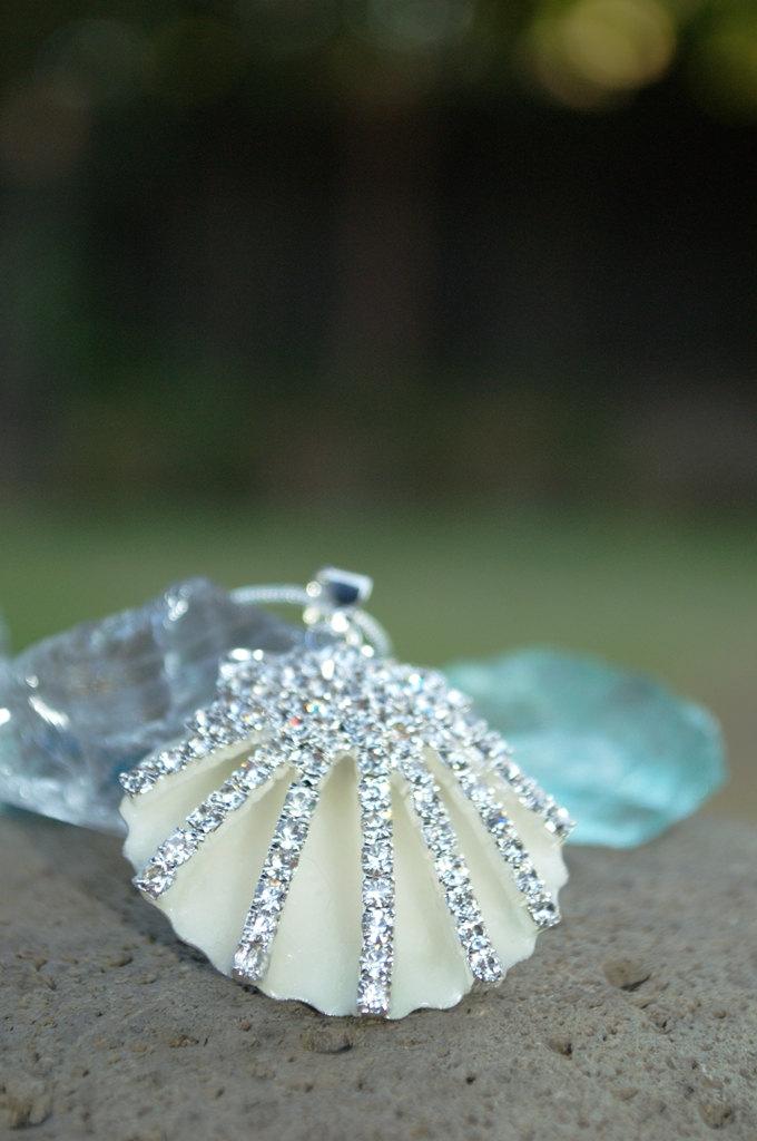 زفاف - Mermaid Wedding Necklace, Glow in the Dark Sea Shell Necklace, Beach Wedding Necklace, Something Blue, Blue Glowing Shell Pendant, Ocean