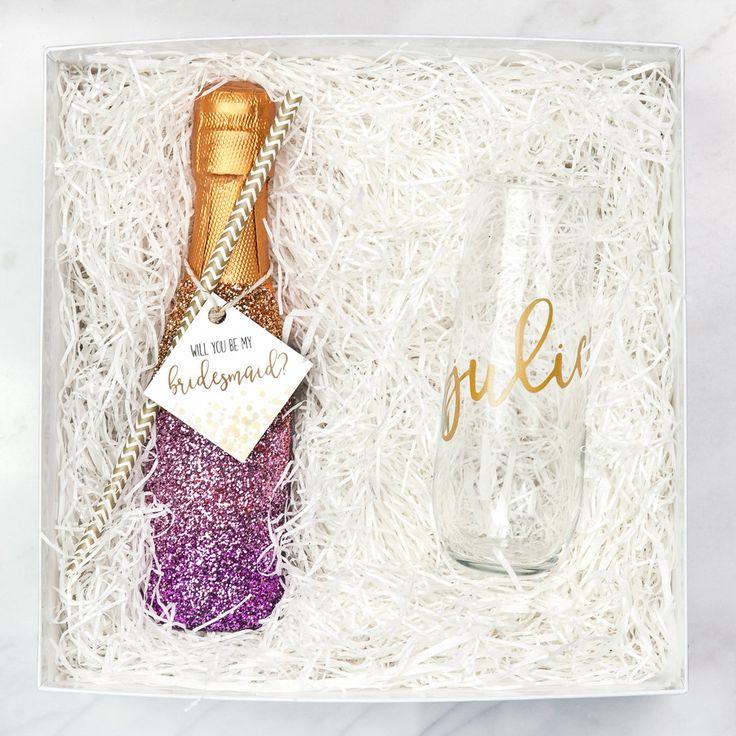 Hochzeit - DIY Glitter Champagne Bottle Bridesmaid Proposal (with FREE Printables!)
