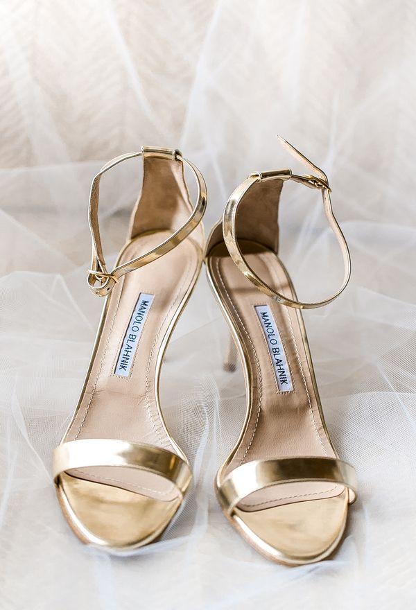 Hochzeit - Gold Manolo Blahnik Sandals.