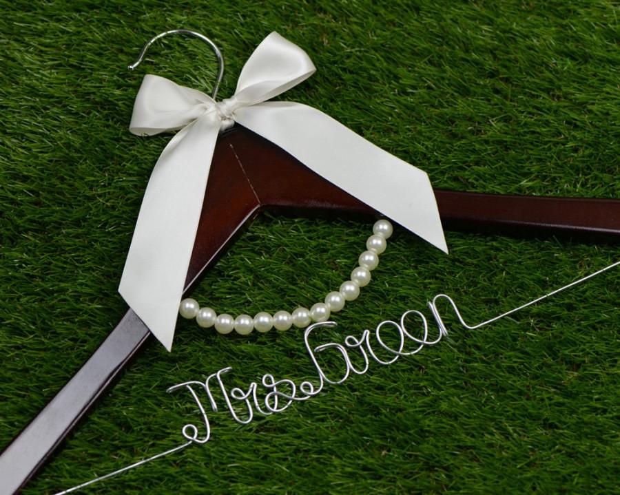 Свадьба - Wedding Hanger, lace bow wire name Hanger,  Personalized Custom Bridal Hanger, Bridal Hanger, Bride name hanger