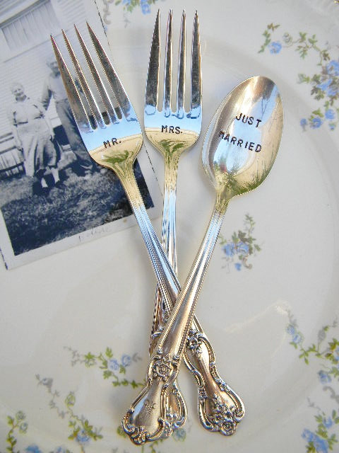 Hochzeit - Mr. and Mrs. Wedding Fork and Spoon Set. Just Married Wedding Cake Silverware Set