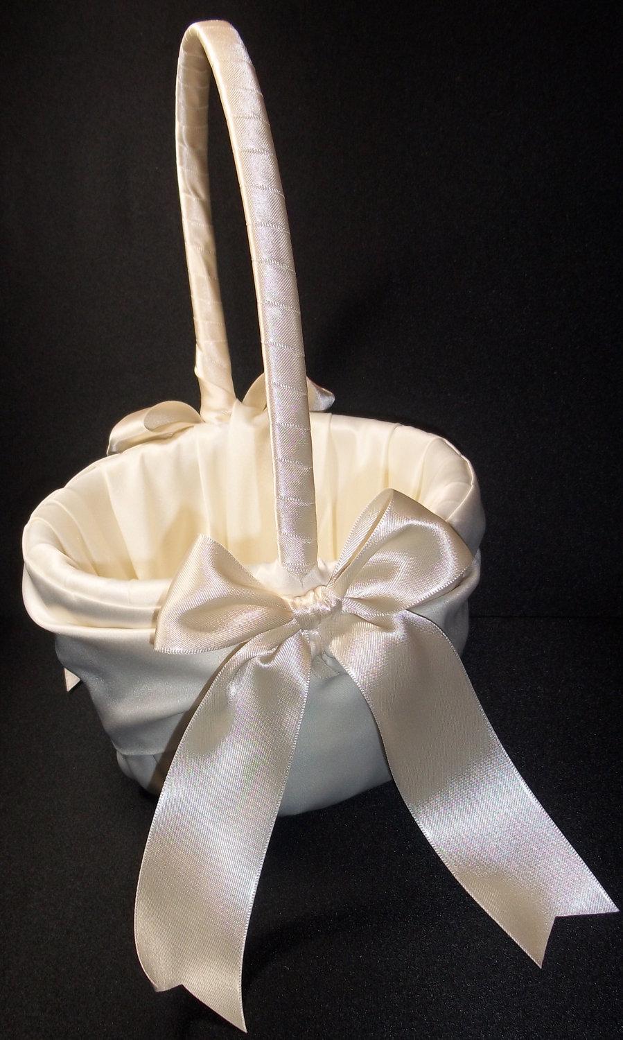 Mariage - White or Ivory   Wedding Flower Girl Basket