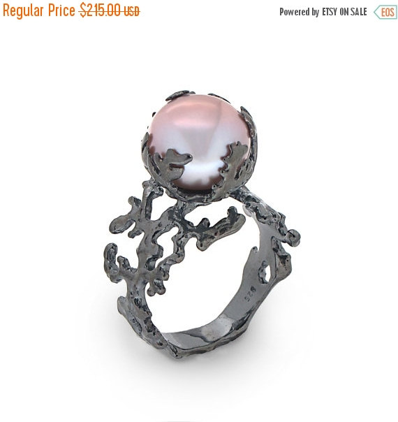 زفاف - SALE 20% Off - CORAL Pink Pearl Engagement Ring, Mauve Pink Pearl Ring, Black Ring, Black Engagement Ring, Alternative Ring, Statement Jewel