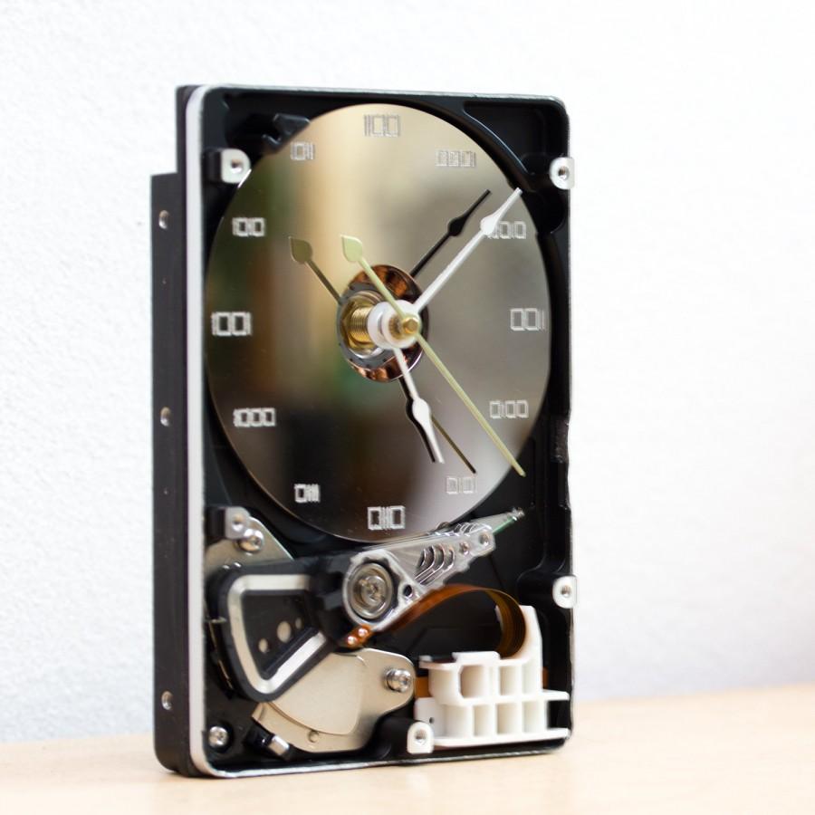 Свадьба - Desk clock - recycled Computer hard drive clock - HDD clock - gift for men - unique gift for him - c0295