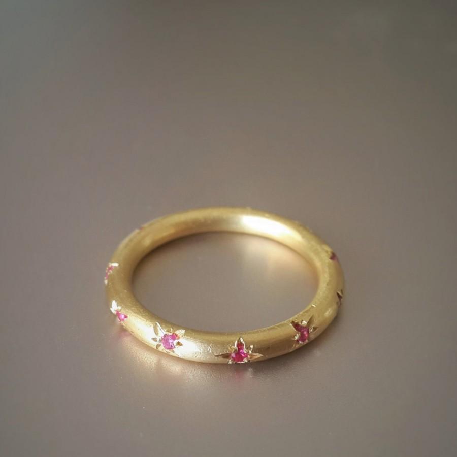 Hochzeit - Ruby Eternity Band in 18k Solid Gold . Star Studded Ruby Ring . Engagement Ring . Wedding Band . Star Setting . Gold Ruby Stack Ring . Stars