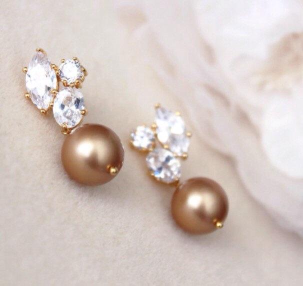 Mariage - Pearl Wedding Jewelry Mother of the Bride Gift Vintage Gold Swarovski Pearl Earrings Bridal Earrings Mother of the groom gift Mother Jewelry