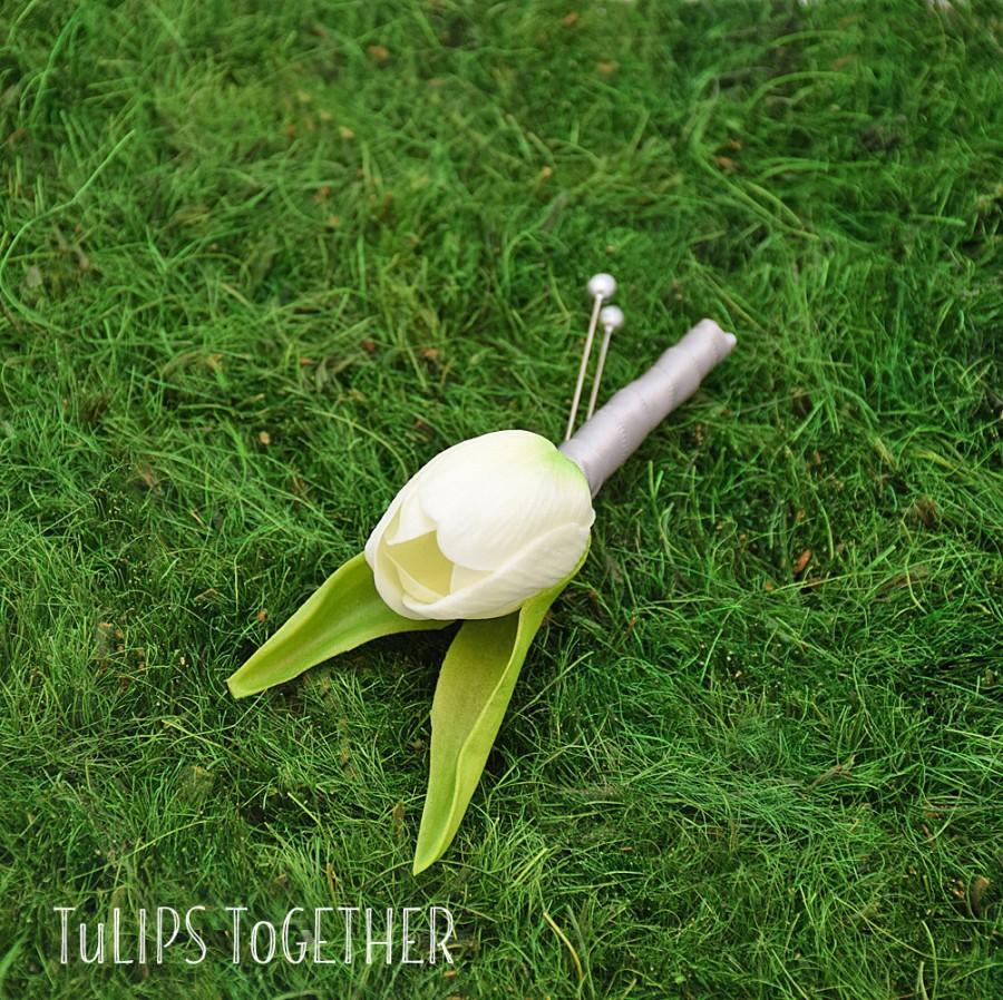 زفاف - White Real Touch Tulip Boutonniere - Ready to Ship for Your Wedding - Customize Your Real Touch Tulip Boutonniere for Your Wedding Colors