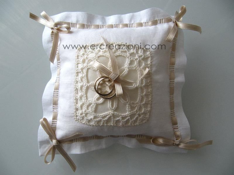 زفاف - Hand-embroidered Linen Wedding Ring Pillow