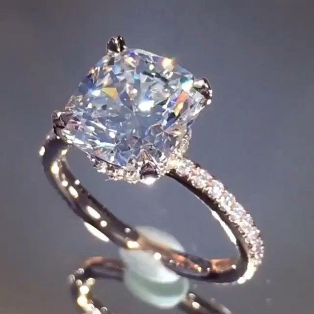 Mariage - @the_diamonds_girl On Instagram: “OF COURSE SHE SAID YES!!!!! A Cushion Cut Beauty..... From @laurenbjewelry ”