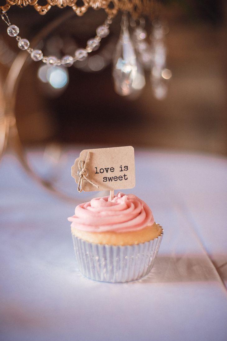 Hochzeit - Love Is Sweet Cupcake Sign