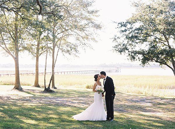 Hochzeit - South Carolina Wedding At Lowndes Grove :: Sarah & Phil - Snippet & Ink