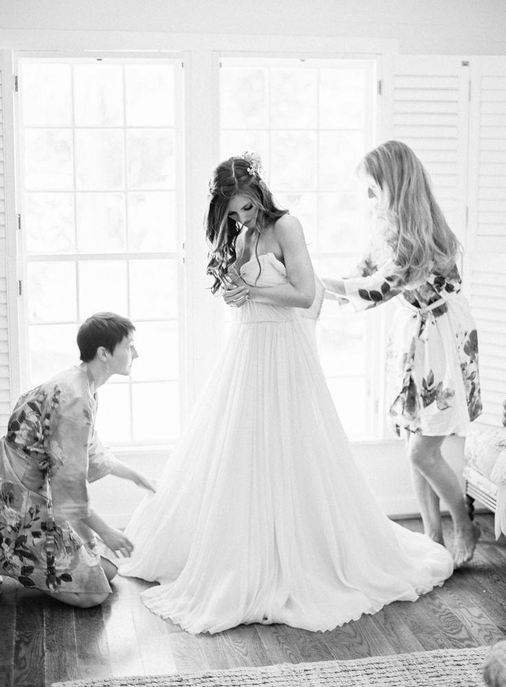 Свадьба - A Secret Garden Wedding Complete With Dreamy Dress   DIY Details