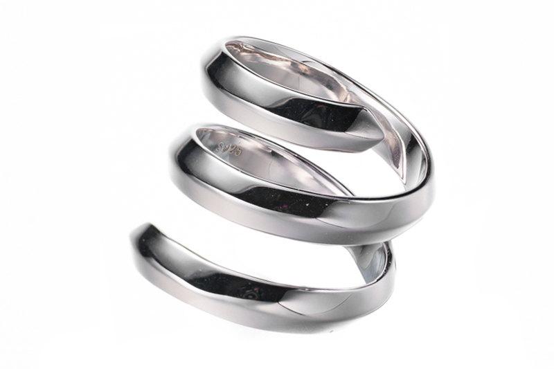 زفاف - Everyday jewelry alternative engagement ring / Sterling silver Couples promise ring / Spiral adjustable design INEZ by Majade (Gent Ring)