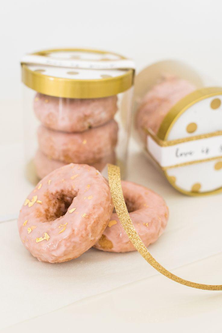 Hochzeit - DIY Gold Leaf Donut Favors