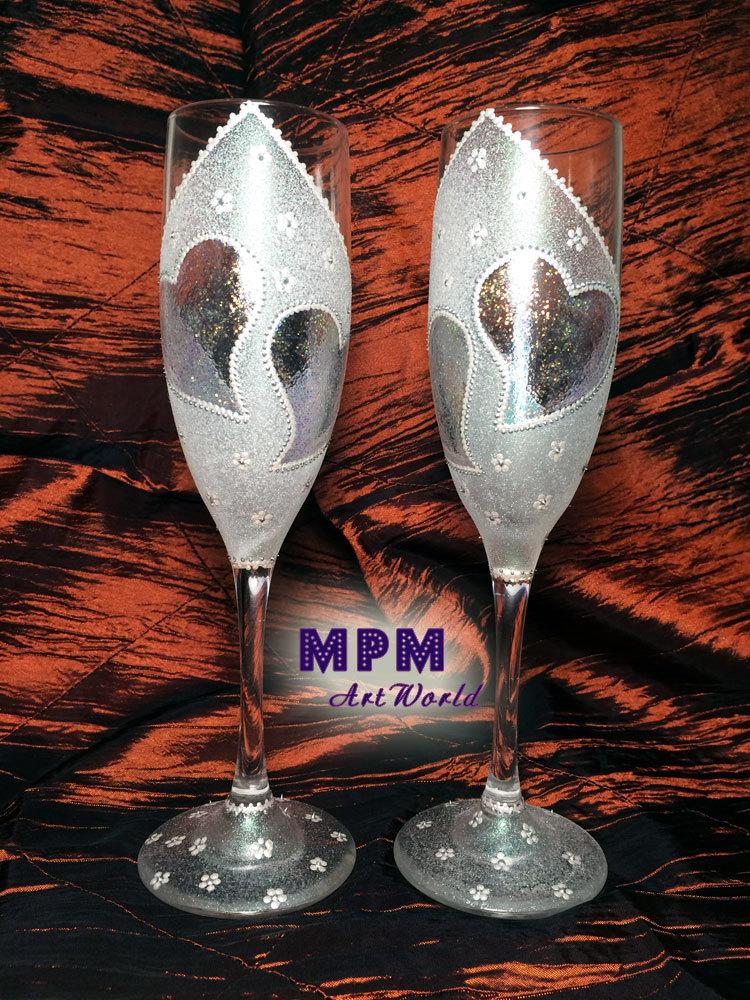 Mariage - Loving hearts. Hand Painted Set of 2 Toasting Glasses. Wedding Flutes. Wedding Glasses. Wedding decor. Wedding gift. White Wedding Flutes.