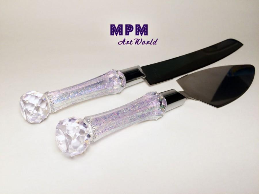 Mariage - Loving Hearts. Wedding cake server and knife. Opal cake knife and server. Cake accessories. White Weddings. Wedding Decor. Table settings.