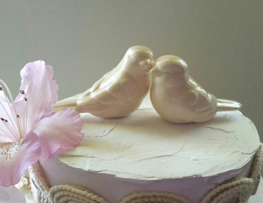 Mariage - Ivory Love Birds Ivory Wedding Cake Topper Ivory Wedding Ceramic Birds Home Decor Wedding Favors