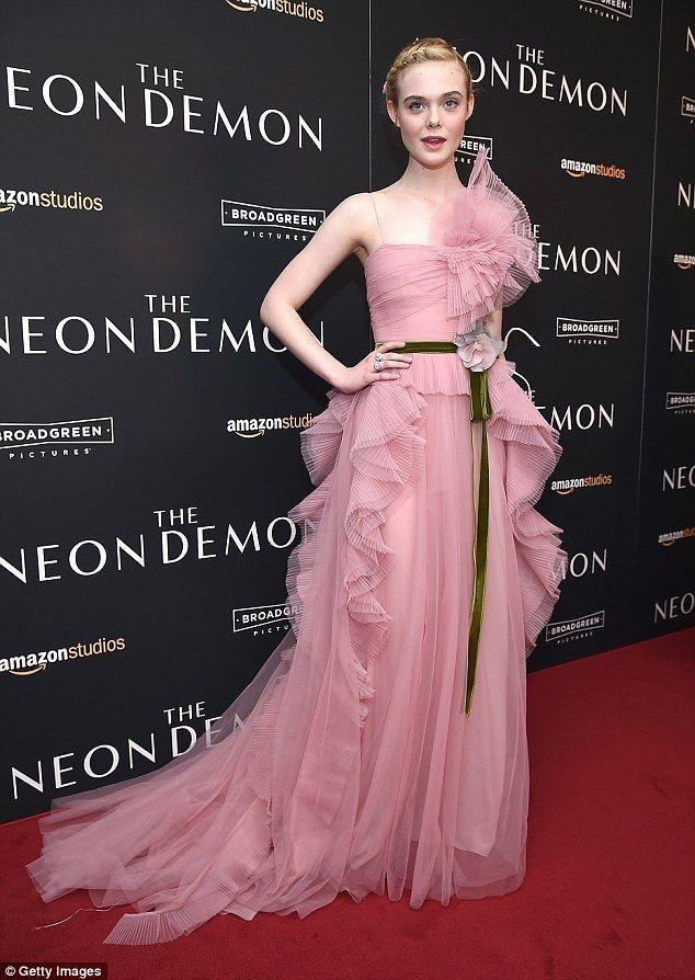 Mariage - Elle Fanning Stuns In Ruffled Dress At NY Premiere Of The Neon Demon