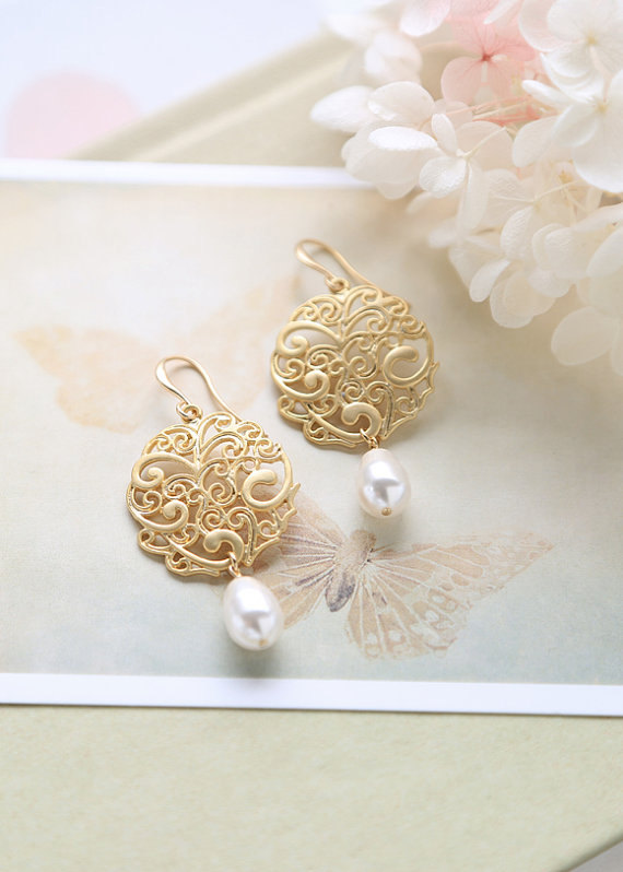 Mariage - Gold Filigree Cream Teardrop Pearls Dangle Earrings Swarovski  Ivory Pearl Drop Earrings Gold Wedding Bridal Earrings Bridesmaid Earrings