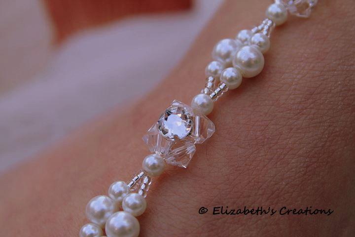 Mariage - Barefoot Sandal - Simply Elegant  White Pearls and Silver Beads. Wedding shoes, Bridal Shoes, Beach Wedding Barefoot Sandals, Pearl Sandals
