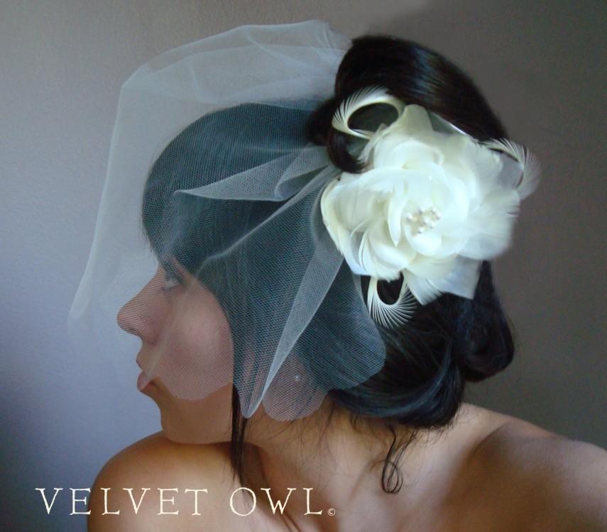 زفاف - Bridal cream Ivory hair clip or comb flower feather fascinator and detachable unique birdcage veil fine tulle scalloped cut edge - GISELLE
