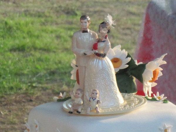 Свадьба - Custom Tattooed Family Wedding Cake Topper with Kids or Pets . Painted and Personalized to Resemble You