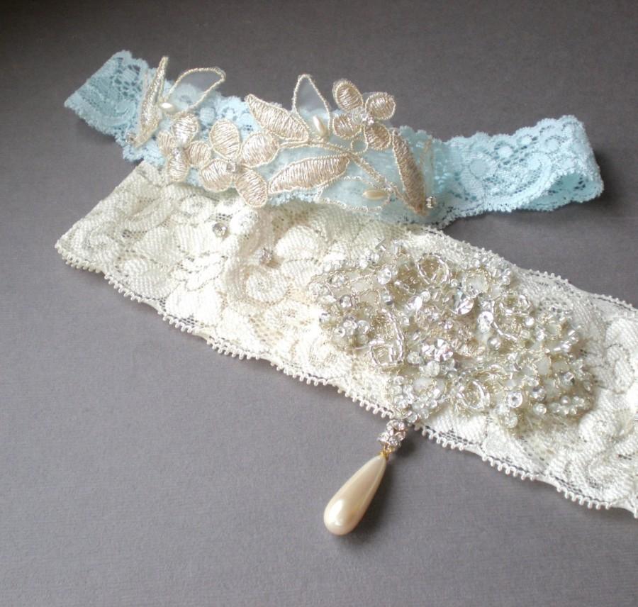 زفاف - SET Ivory and Blue Bridal Lace Garters.. Elegant Golden Jeweled Rhinestones. Elongated Vintage Pearl Drop. Bridal Gift. Keepsake