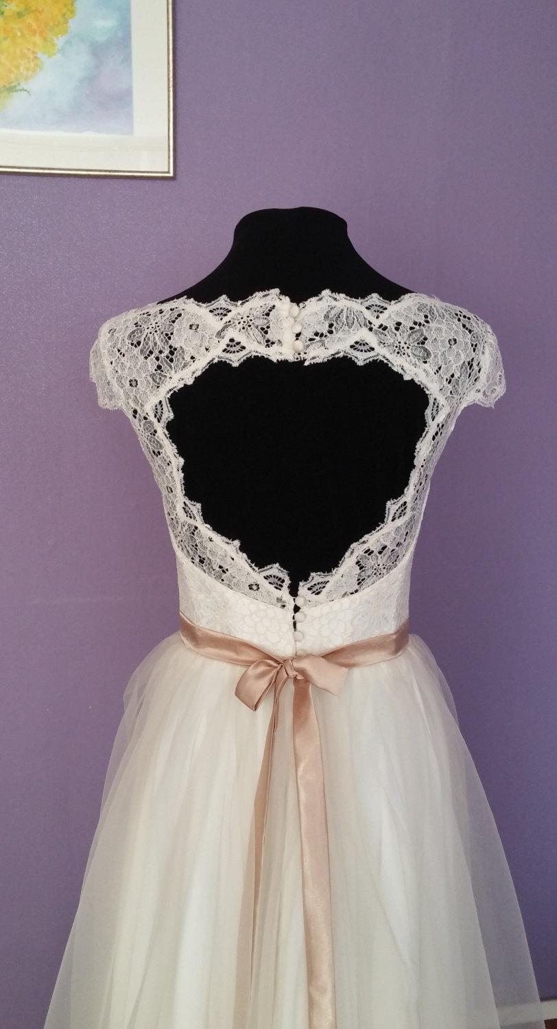 زفاف - Boho Light-As-Air Vintage Inpired Wedding Dress with Chiffon Skirt with Tulle Layer, Illusion Lace Neckline, Open Cutout Back, Buttons, Belt