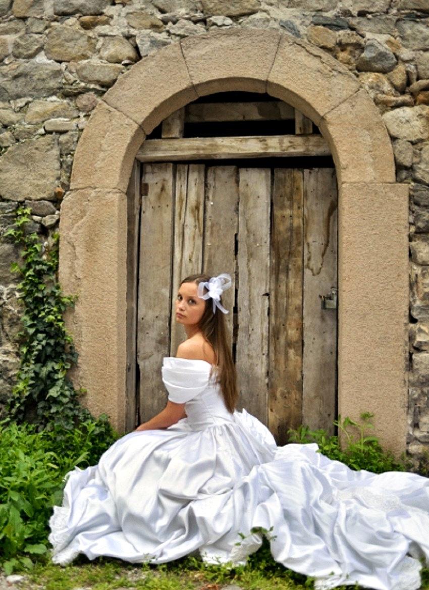 Hochzeit - White Bridal Fascinator, Crinoline Hair Clip, Millinery Head Piece, Tulle Hair Flower, Wedding Fascinator, Bridal Hairclip, White Fascinator