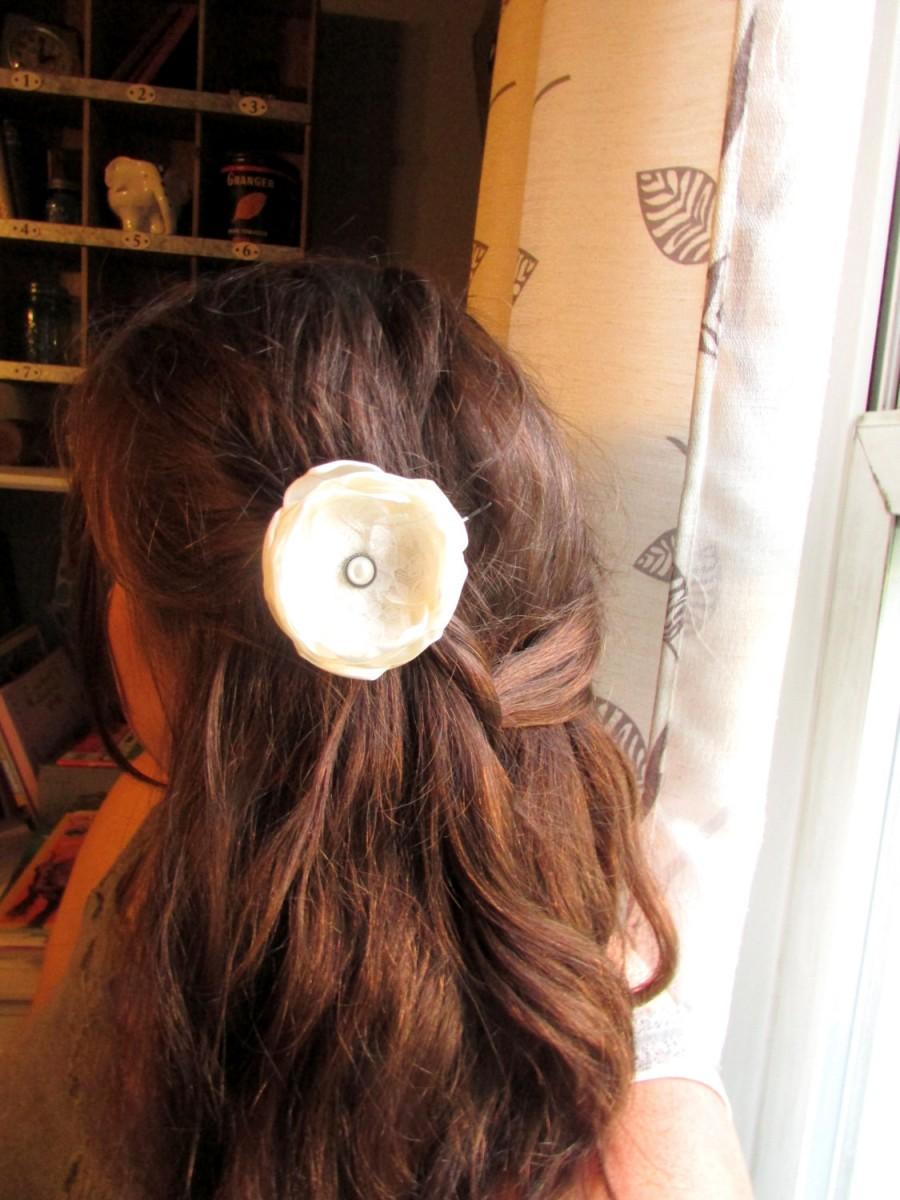 Mariage - Cream Ivory Lace Wedding Hair Flower Pearl Hair Piece, Simple Bridal Floral Hair Clip Boho Bride, Silk Flower, Shabby Ivory flower girls