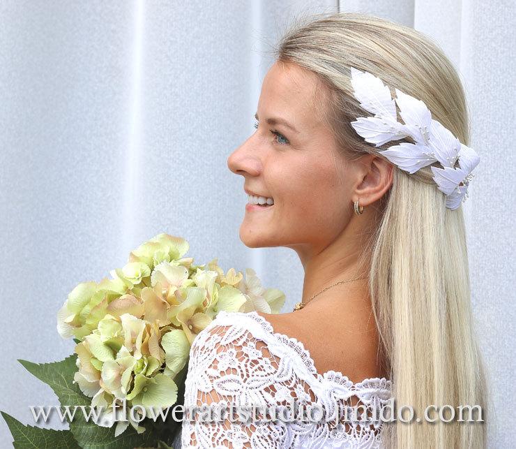 Mariage - White Bridal Flower Crown, White Bridal Hair Accessories, Bridal Headband, Feminine Floral Crown, Flower Girl Hair Wreath, Wedding Headband.
