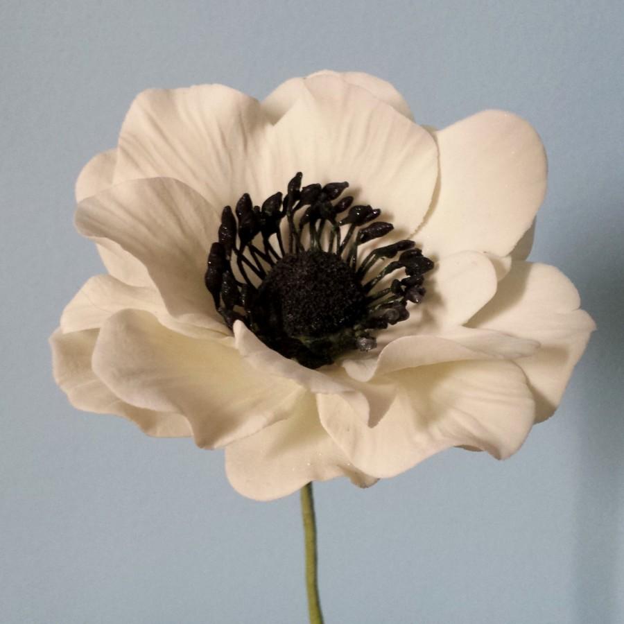 Mariage - Gorgeous Gum Paste Anemone!  Made to order! Just select the quantity 1, 3, 5 or 9. Colour options also available right in the listing.
