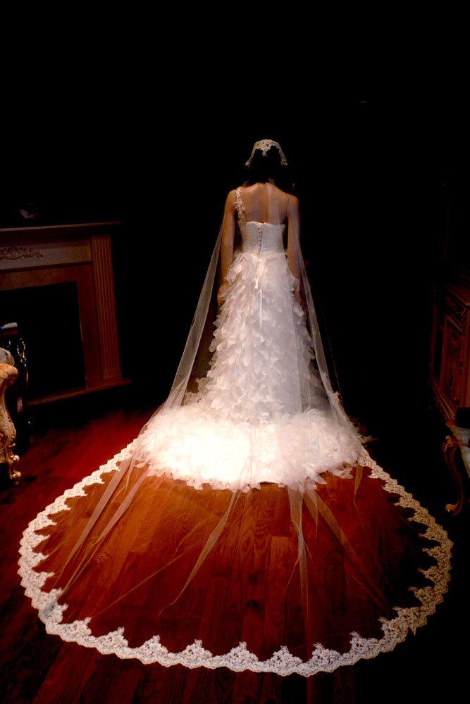 زفاف - Mantilla lace wedding veil, cathedral veil, chapel veil - available in ivory and white