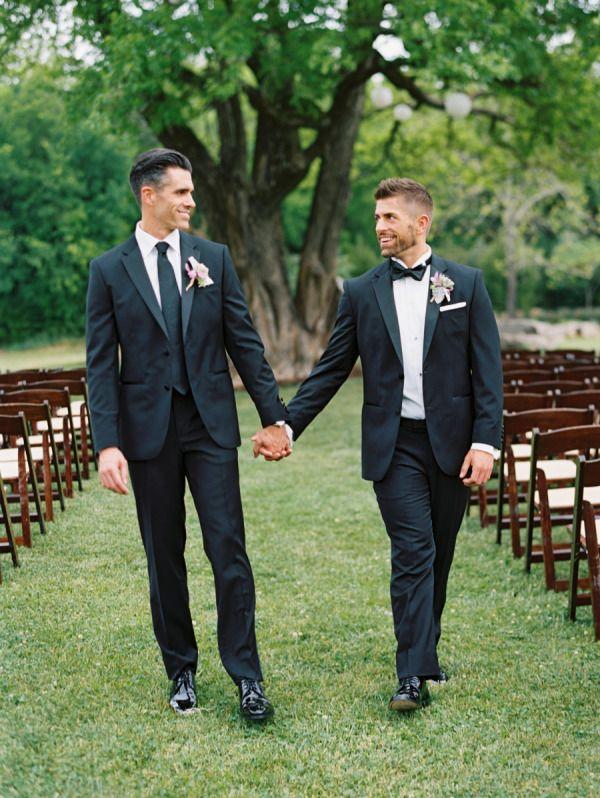 Hochzeit - A Laid-Back Wedding With So Much Heart. See Why We Adore These Grooms!