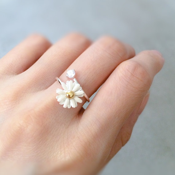 Hochzeit - White Daisy Ring. White Wedding Flower Ring. Engagement Ring. White Daisy and CZ Ring. Adjustable Ring.