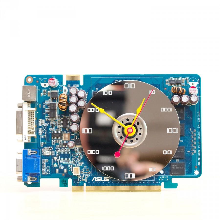 Hochzeit - Desk clock - geeky office clock - Recycled video card clock - blue circuit board c0441
