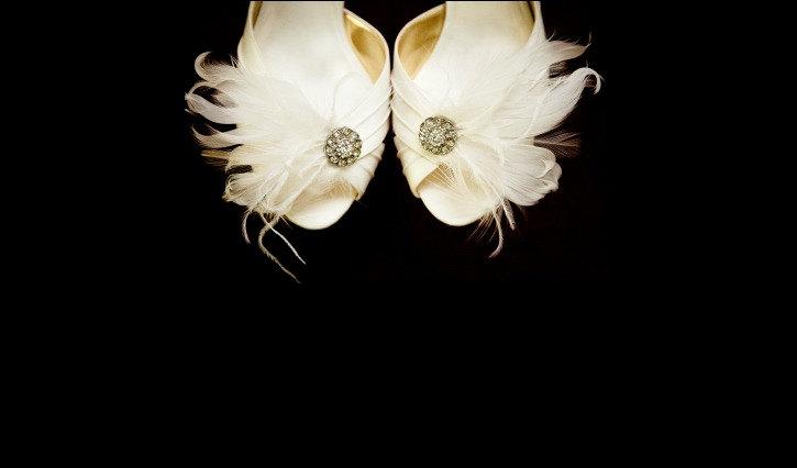 Hochzeit - Wedding Shoe Clips Ivory White Black Feather & Pearl / Rhinestones. Spring Summer. Real Bride Bridesmaid, Bridal Shower Gift, Spring Sparkle