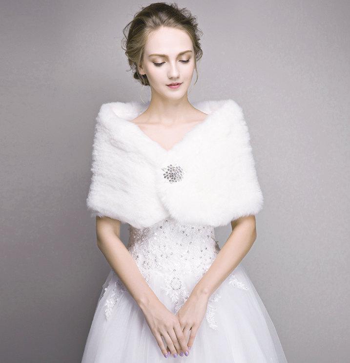 زفاف - Bridal fur stole, Ivory Faux Fur Shawl, wedding winter jacket wrap, white cape evening shrug bolero bridesmaid accessories