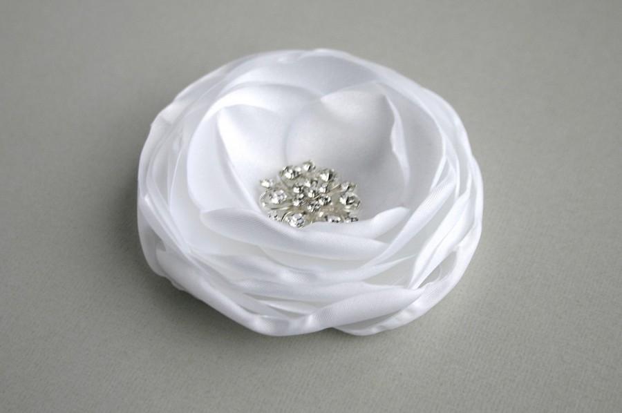 Mariage - Bridal Flower Hair Piece, White Wedding Hair accessories, White Flower Hair Clip, Flower Fascinate, Flower Headpiece, Hair Clip