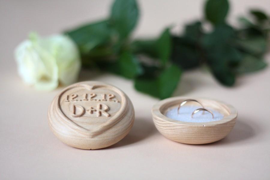 زفاف - Personalized wooden wedding ring box, ring bearer box with carved initials and date, ash wood.