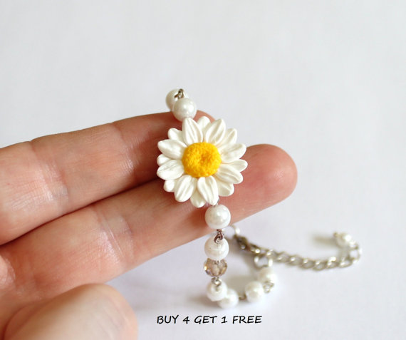 Wedding - Daisies White Flower and Pearls Bracelet, Daisies Bracelet, White Bridesmaid Jewelry, Daisies Jewelry, Summer Jewelry, Bridal Flowers