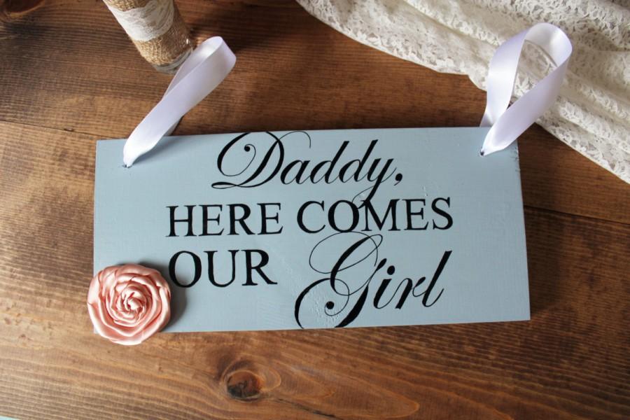 زفاف - Daddy Here Comes Our Girl Sign - Daddy Here Comes Mommy Sign - Daddy Here Comes Our Bride Sign/Flower Girl Sign - Here Comes the Bride Sign