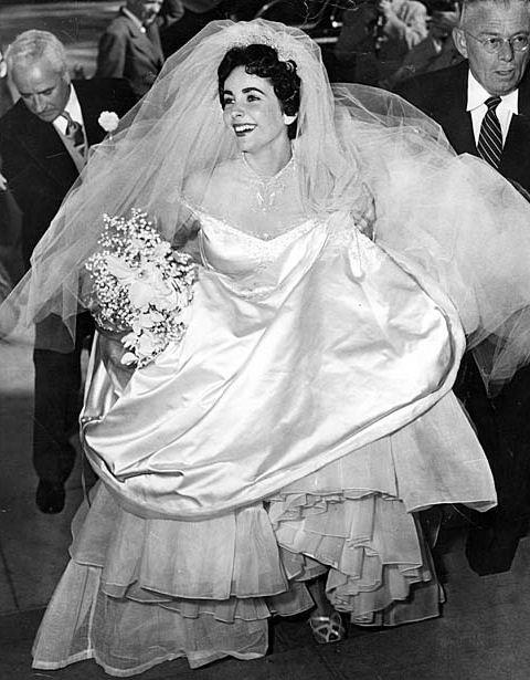 Hochzeit - Elizabeth Taylor's First Wedding Dress To Be Sold At Auction