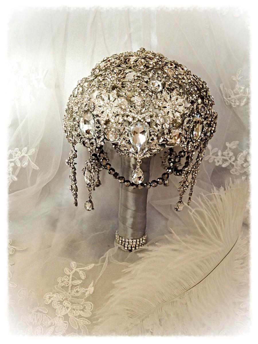 Свадьба - Keepsake Brooch Bouquet. Deposit on Great Gatsby Diamond Jeweled Crystal Bling Broach Bouquet with dangling jewelry. Quinceanera bouquet
